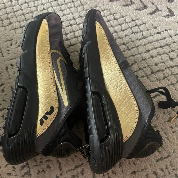 NEW Nike air max 2090 black metallic gold sneakers size 10.5 - Picture 6 of 7